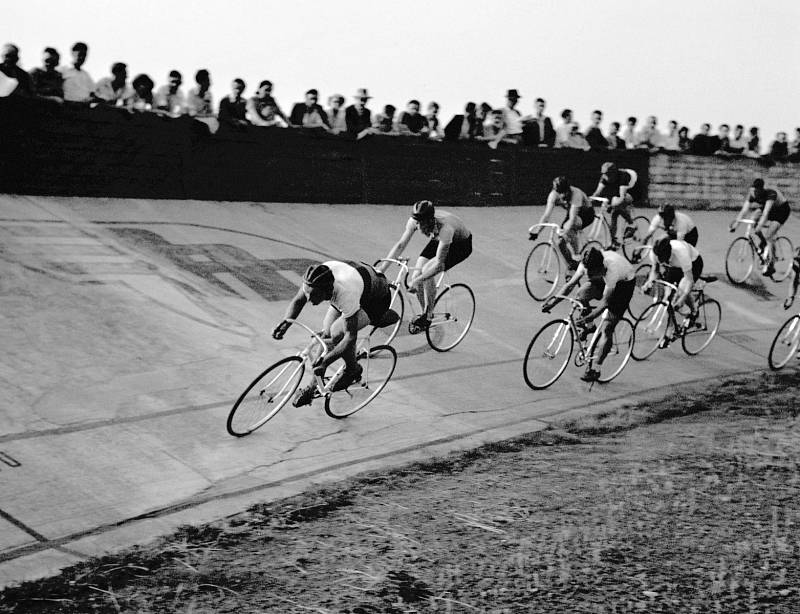 Závody. Cyklistický oddíl Sokola Česká zbrojovka uspořádal v neděli 29.července 1951 na dráze ve Strašnicích mistrovství ČSR.