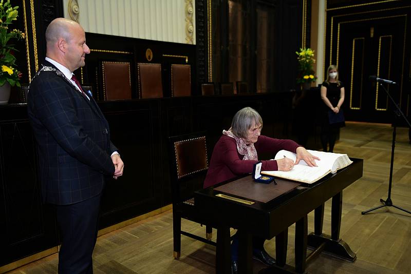 Psycholožka a jedna z prvních signatářek Charty 77 Dana Němcová se stala čestnou občankou Prahy.