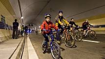 Účastníci Velké jarní cyklojízdy projeli ve čtvrtek 16. dubna 2015 večer pražským tunelem Blanka.