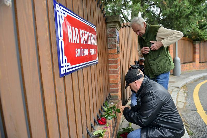 V den úmrtí Karla Gotta 2. října 2019 nosili k jeho vile lidé květiny a zapalovali svíčky.