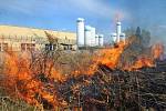 Požár travnatého a křovinatého porostu v blízkosti firmy Linde Gas v pražských Kyjích.