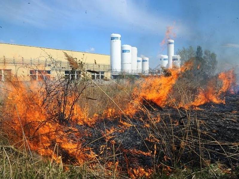 Požár travnatého a křovinatého porostu v blízkosti firmy Linde Gas v pražských Kyjích.