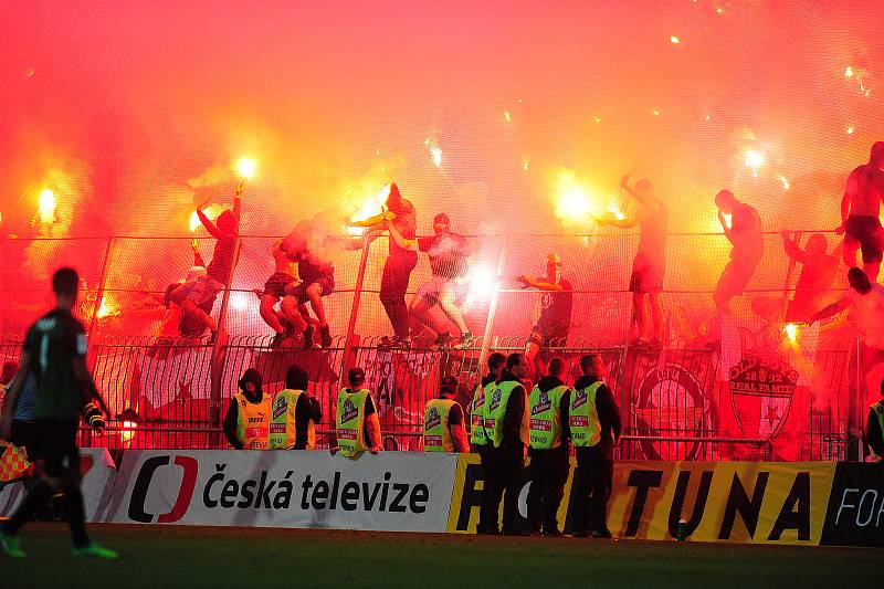 Fotbalové utkání finále MOL Cupu mezi celky SK Slavia Praha a FK Jablonec 9. května v Mladé Boleslavi. Fanoušci Slavie.