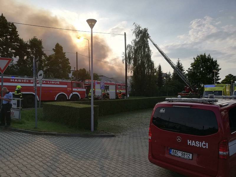 Hasiči ještě v pondělí zasahovali u požáru haly v Praze-Uhříněvsi.