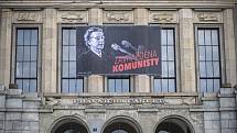 70. výročí procesu s Miladou Horákovou připomínají plakáty na pražských budovách. Na snímku Právnická fakulta.