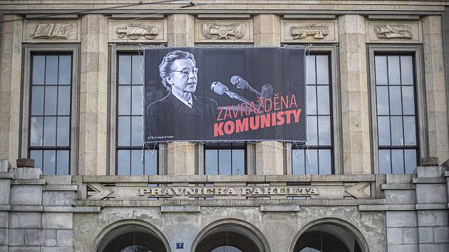 70. výročí procesu s Miladou Horákovou připomínají plakáty na pražských budovách. Na snímku Právnická fakulta.