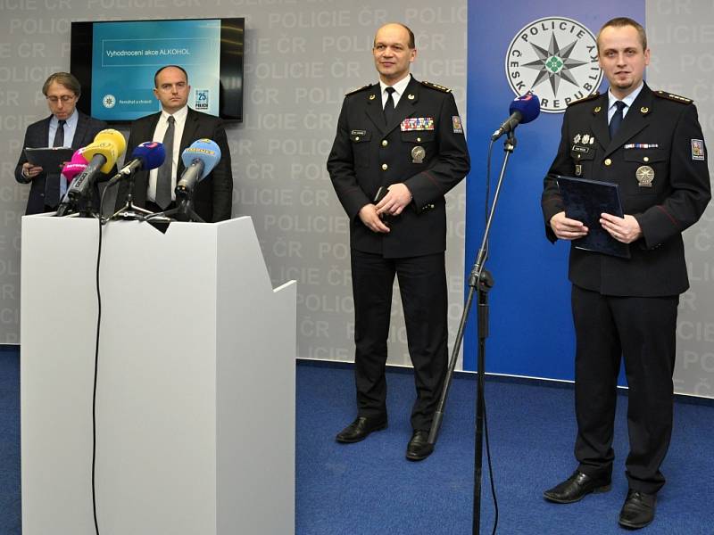 Tisková konference k vyhodnocení policejní akce Alkohol. Na snímku vpravo mluvčí policejního prezidia David Schön.