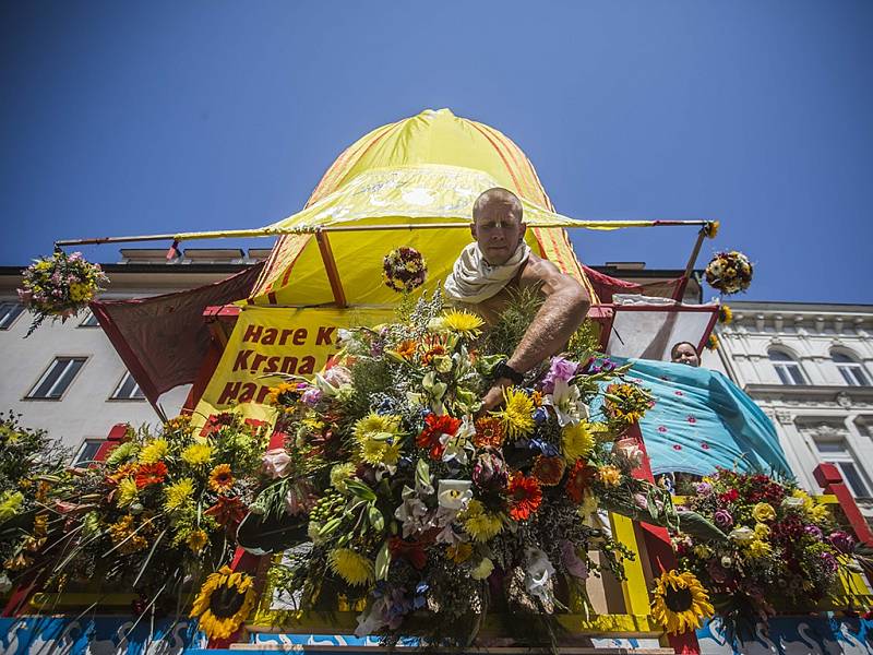 Průvod indického festivalu Ratha-Yatra prošel 19. července centrem Prahy.