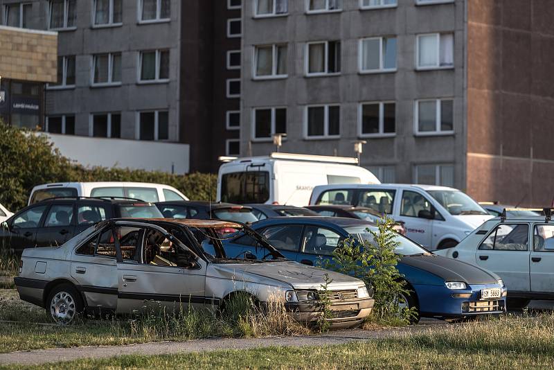 Vrak stojíci na pražském Jižním Městě 18. července.