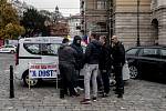 Necelá desítka taxikářů se sešla 13. listopadu 2018 v Praze k protestu proti aplikacím jako jsou Uber nebo Taxify.