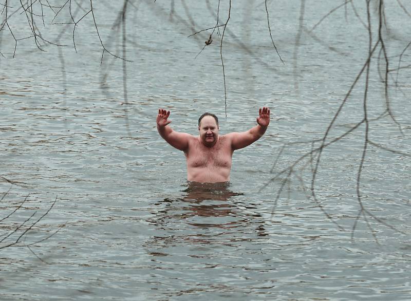 Tříkrálová otužilecká plavba pro převoznický punč 2019 pod Karlovým mostem.