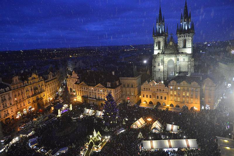 V sobotu 30. listopadu 2019 byl v Praze na Staroměstském náměstí rozsvícen vánoční strom.