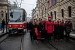 Lidé si přípomínali 17. listopadu v centru Prahy 28. výročí Sametové revoluce a následný pád komunismu. Národní třída