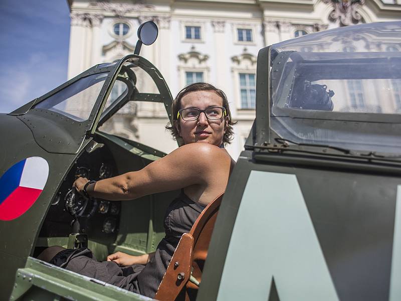 Spitfire ozdobil v pátek pražské Hradčanské náměstí na připomínku 70. výročí návratu československých letců do vlasti. 