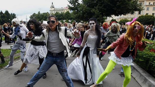 Příznivci Michaela Jacksona se 28. srpna sešli v oblečení ve stylu Michaela Jacksona a v zombie maskách na pražském Palackého náměstí, odkud se vydali do ulic metropole, kde na devíti místech zatančili na choreografii z videoklipu Thriller.
