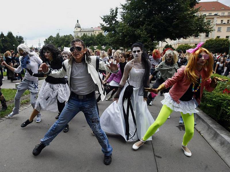 Příznivci Michaela Jacksona se 28. srpna sešli v oblečení ve stylu Michaela Jacksona a v zombie maskách na pražském Palackého náměstí, odkud se vydali do ulic metropole, kde na devíti místech zatančili na choreografii z videoklipu Thriller.