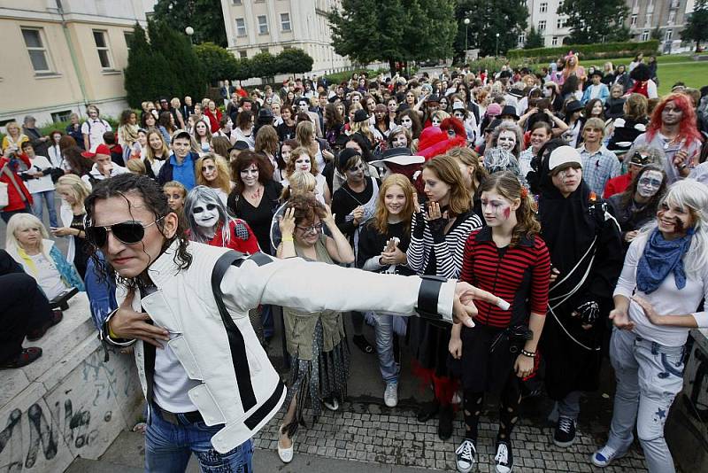 Příznivci Michaela Jacksona se 28. srpna sešli v oblečení ve stylu Michaela Jacksona a v zombie maskách na pražském Palackého náměstí, odkud se vydali do ulic metropole, kde na devíti místech zatančili na choreografii z videoklipu Thriller.