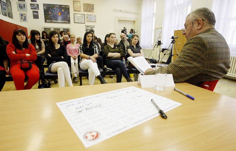 Nonstop čtení 68' Publishers jako pocta Josefu Škvoreckému probíhalo 11. dubna na pražském gymnáziu Josefa Škvoreckého. Na snímku Karel Hvíždala. 