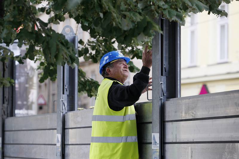  Výstavba protipovodňových bariér u Karlových lázní.