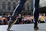Stovky tanečníků se zůčastnilo pokusu o zápis do Guinnessovy knihy rekordů v rámci olav Mezinárodního dne tance 2014.