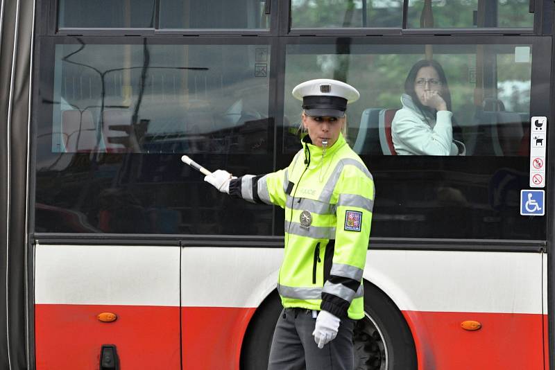 Klání policistů soutěžících o nejlepšího regulovčíka.