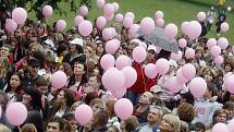 Devátého ročníku Pochodu proti rakovině prsu se zúčastnilo přes pět tisíc lidí.