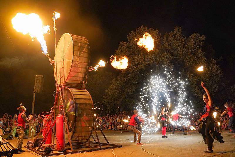 Cirkus Cirkör a Propane Punk show na Letní Letné.