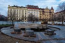 Poklepání základního kamene pocházejícího z Pražského hradu v rámci rekonstrukce náměstí Jiřího z Poděbrad.