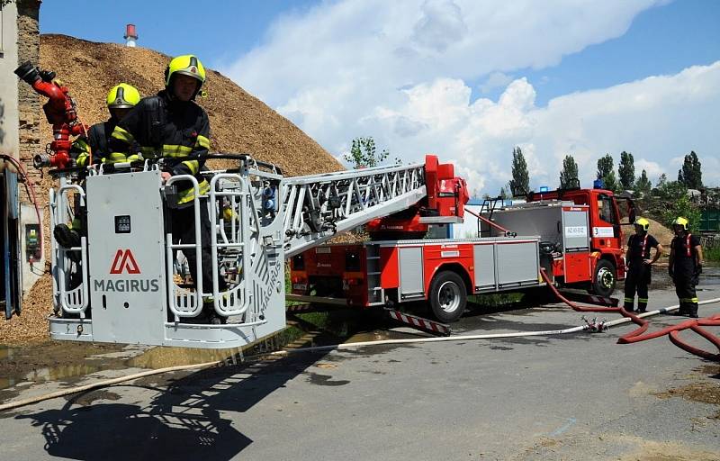 Hasiči zasahovali u požáru hromady štěpky v Letňanech.