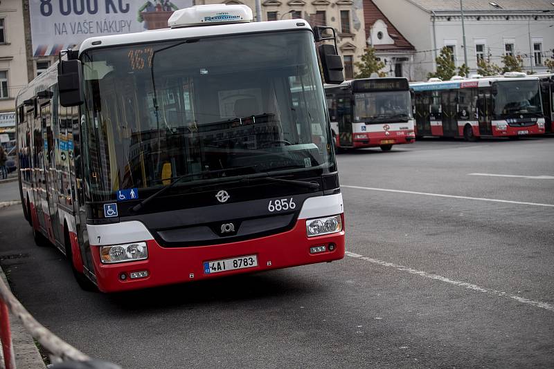 Autobusy městské hromadné dopravy Dopravního podniku značky SOR stojící na autobusovém nádraží Na Knížecích v Praze.