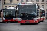 Autobusy městské hromadné dopravy Dopravního podniku značky SOR stojící na autobusovém nádraží Na Knížecí v Praze.