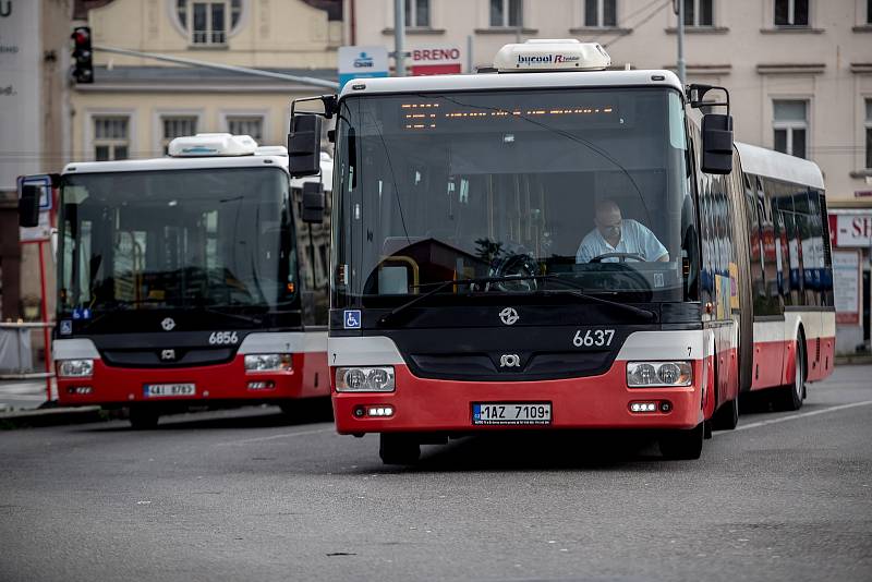 Autobusy městské hromadné dopravy Dopravního podniku značky SOR stojící na autobusovém nádraží Na Knížecí v Praze.