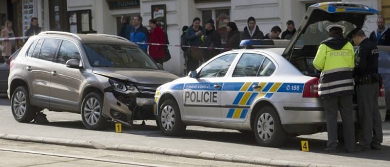 Po vážné nehodě bylo ve středu 12. února 2014 kolem poledne uzavřeno Karlovo náměstí v centru Praze. Řidič, kterého pronásledovali policisté, tam narazil do zátarasu vytvořeného z policejního auta.