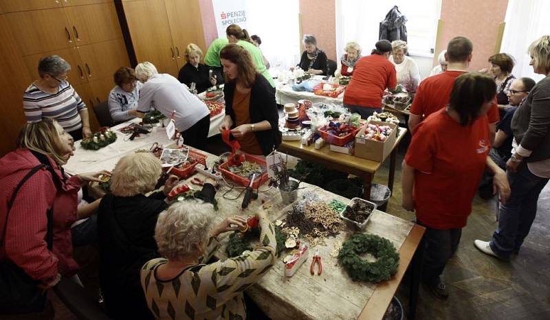 Život 90 pořádá až do 20. listopadu adventní dílny pro seniory. V jejich rámci si budou moci účastníci pod odborným vedením vyrobit vánoční věnce. Všechen materiál pro práci je zdarma.