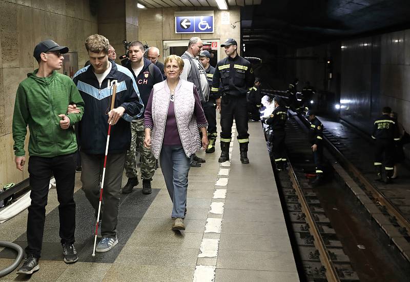 Dopravní podnik hlavního města Prahy umožnil zrakově znevýhodněným zájemcům seznámení se s kolejištěm a dalším zázemím pražského metra,  tentokrát ve stanici Budějovická.