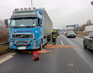 Nehoda tří kamionů na Pražském okruhu 28. listopadu 2022