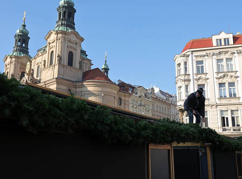 Příprava vánočních trhů a vánočního stromu na Staroměstském náměstí 28.listopadu.