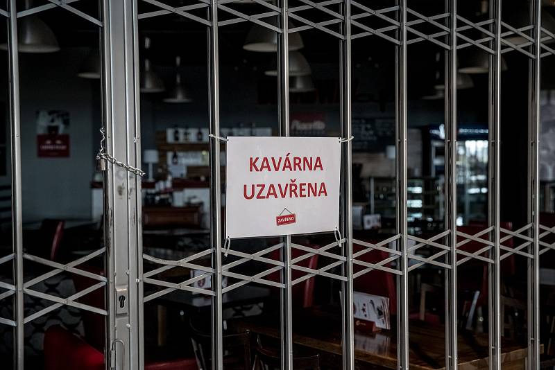 Uzavřený Food Court v obchodním centru Šestka 13. března v Praze.