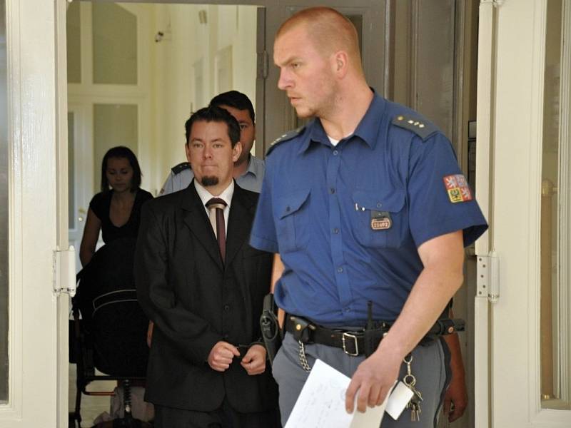Za ubodání dívky, která jej přistihla ve svém pražském bytě při krádeži peněz, má Jiří Funda strávit ve vězení 25 let. Výjimečný trest mu uložil pražský městský soud.