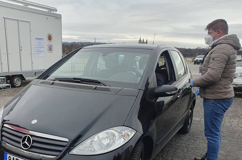 Prezidentské volby: stanoviště drive-in na parkovišti na Letenské pláni v Praze.