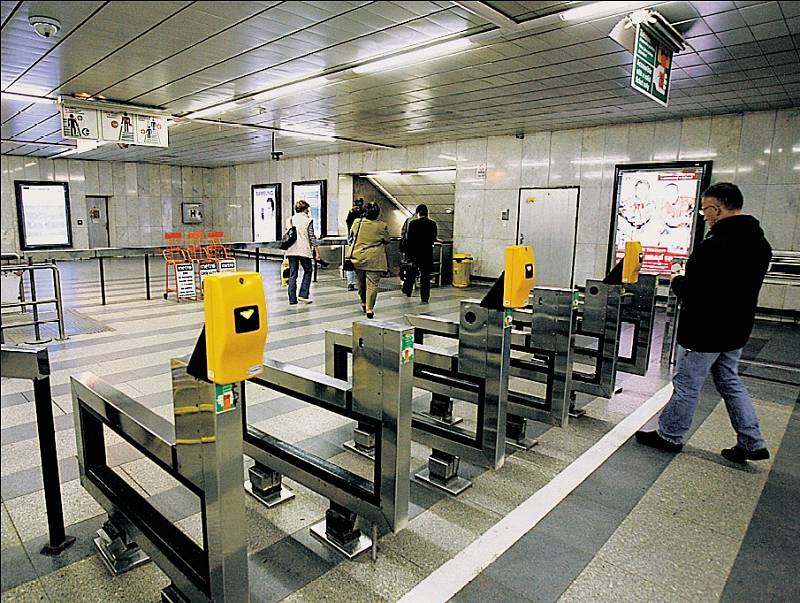 METRO PANKRÁC, říjen 2007. Stanice na trase C, na fotografii s instalovanými označovači jízdenek, které byly v metru zavedeny v roce 1985.