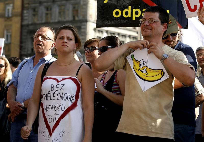 VĚDA ŽIJE! Demonstrace proti krácení dotace pro Akademii věd. 