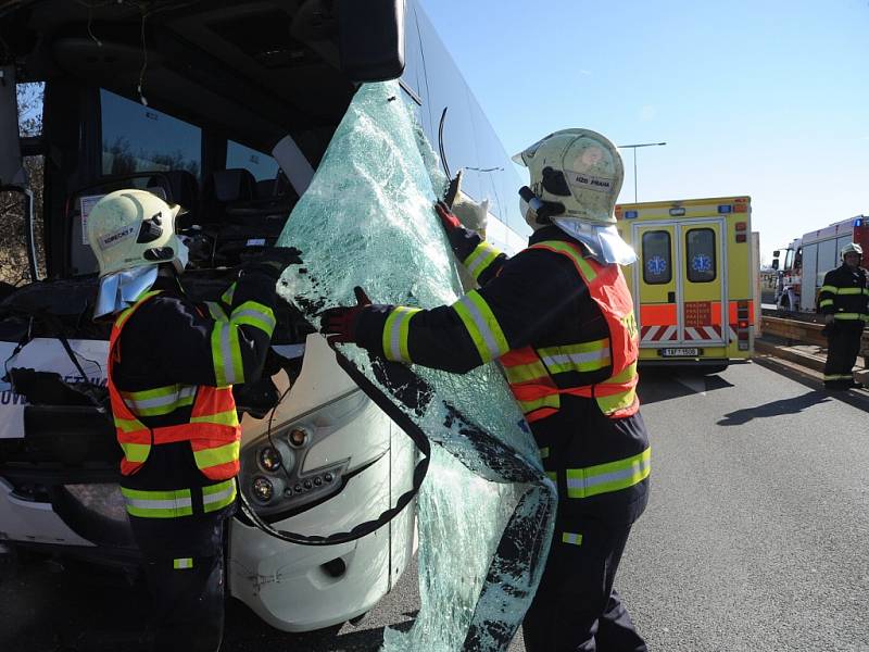 Srážka kamionů a autobusu. 