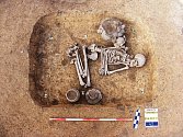 Hrob kultury se šňůrovou keramikou – příslušník „třetího pohlaví“ objevený na archeologickém výzkumu v Terronské ulici. 