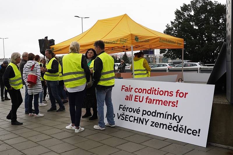 Zemědělci rozdávají u metra Vyšehrad jablka a brambory náhodným kolemjdoucím v rámci protestu proti zemědělské politice.