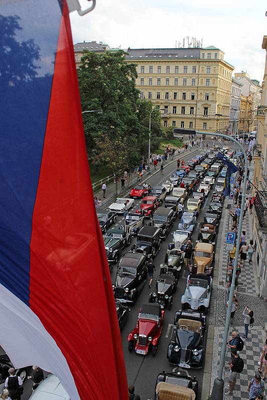 Přejímka historických vozů k závodu 1000 mil československých 11. srpna 2021 v Opletalově ulici před budovou Autoklubu České republiky.