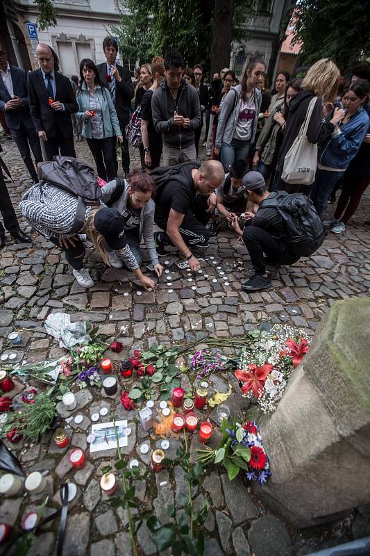 Pieta za oběti z Nice před francouzskou ambasádou.