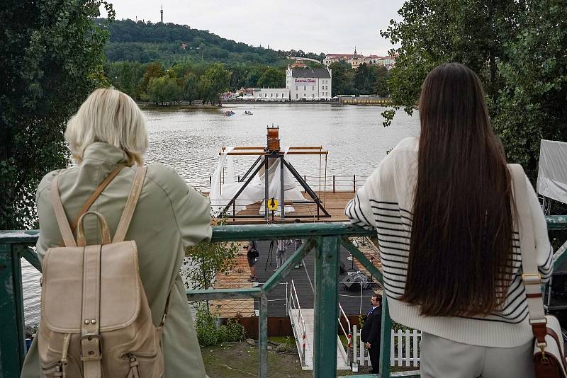 Památeční Zvon #9801 byl odhalen na Smetanově nábřeží v Praze