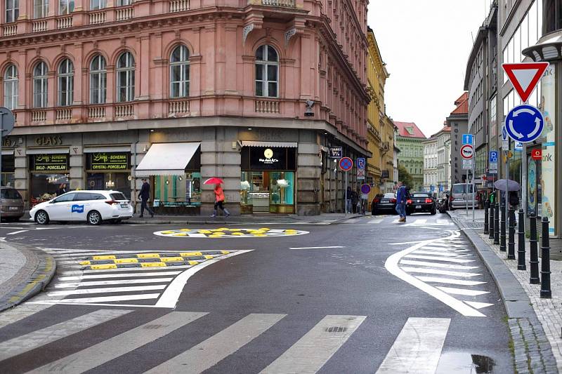 Ulice Národní v centru Prahy je nově obousměrná. U Jungmannova náměstí vznikl kruhový objezd.