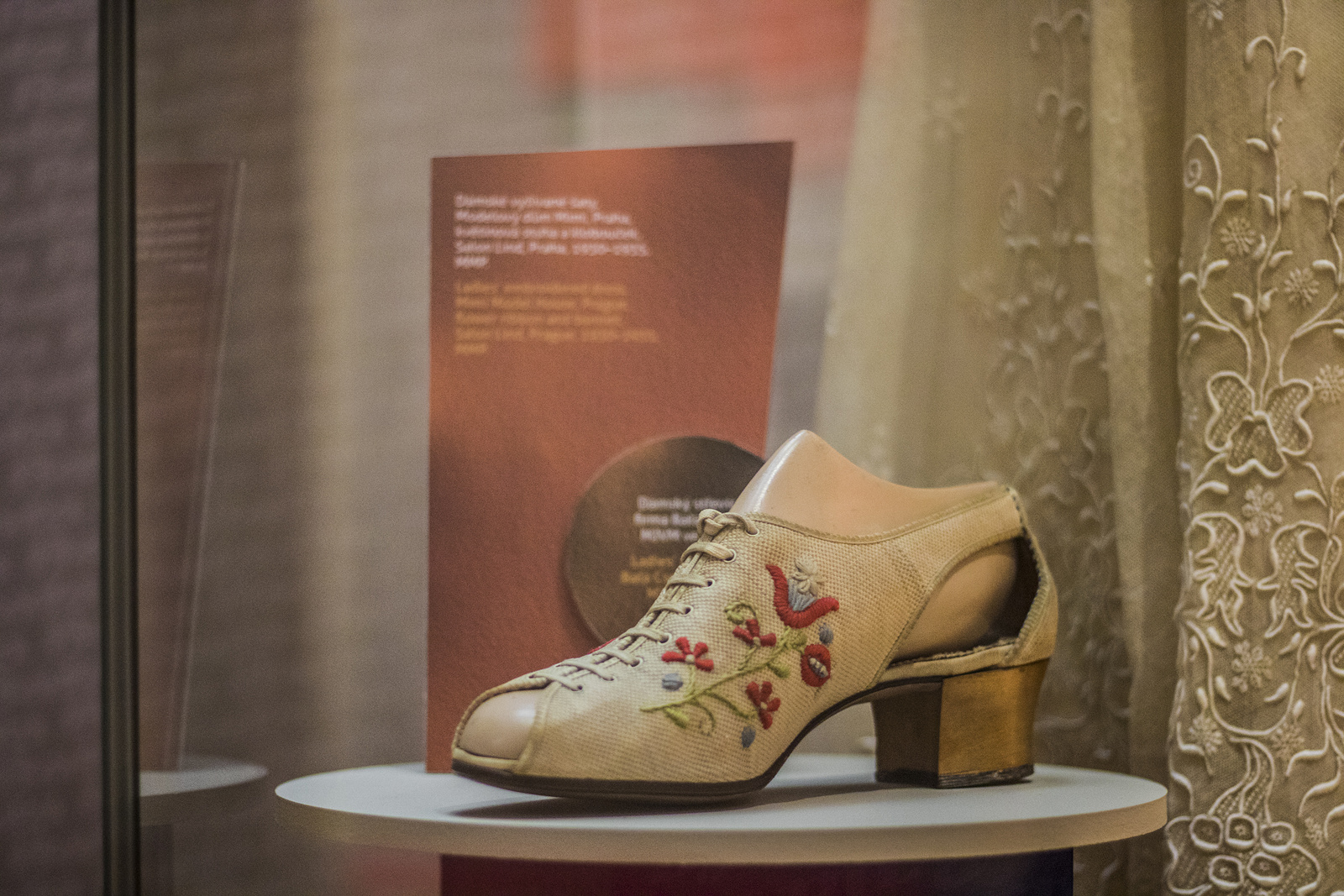 Meltonky, perka, séglovky. Výstava představuje Baťu i módu první republiky  - Pražský deník